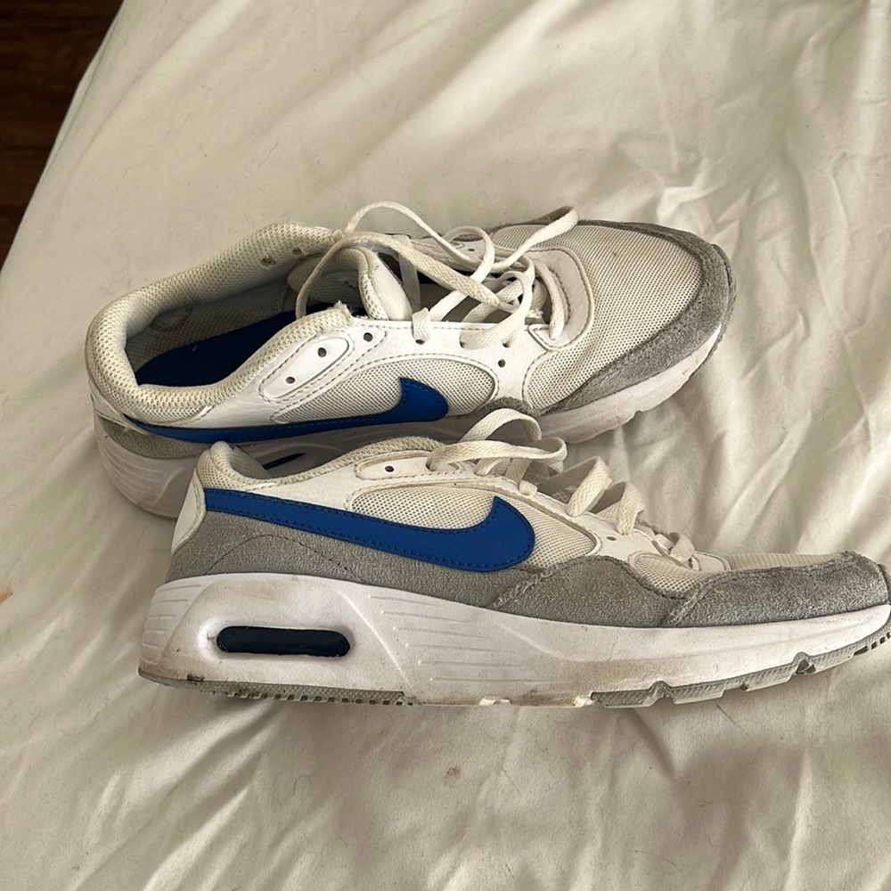 Nike air maxes 4Y but fits woman size 7